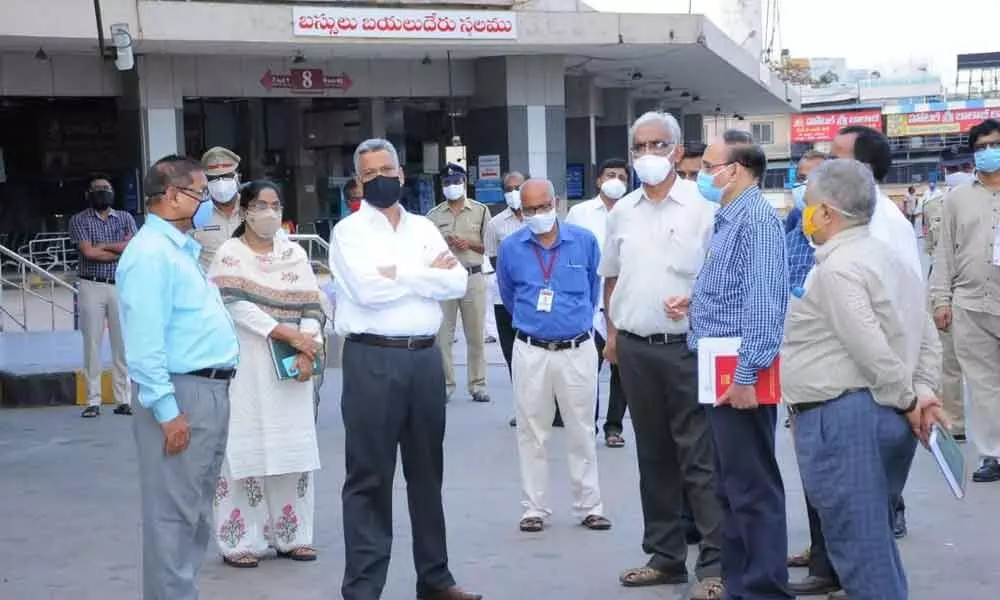 APSRTC MD and Vice-Chairman Dwaraka Tirumala Rao inspecting Pandit Nehru Bus Station in Vijayawada on Monday