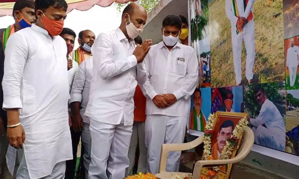 BJP State president Bandi Sanjay paying tributes to Dulam Nagesh, BJP Kamalapur mandal president, at Sriramulapally under Kamalapur mandal on Monday