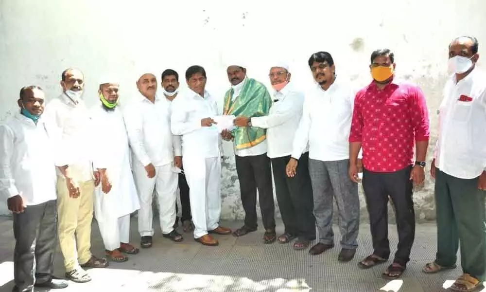 Planning Commission Vice-Chairman Boinpally Vinod Kumar felicitating TRS Minority senior leader and SUDA Director Sheikh Yusuf at District Minority office in Karimnagar on Monday