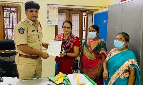 The Nurses Association leaders lodging a complaint with the police in Kurnool against the comedian