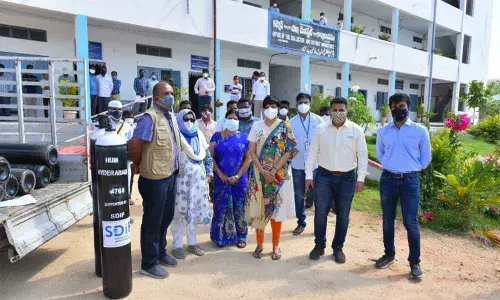 SDIF Director Azam Khan handing over oxygen cylinders to the district hospital authorities in Narayanpet on Monday. District Collector Harichandana also seen