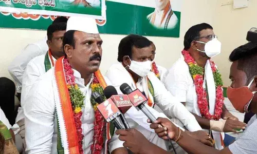 Devarkadra constituency Congress in-charge G Madhusudhan Reddy speaking to the media during Satyagraha Deeksha in Mahbubnagar on Monday