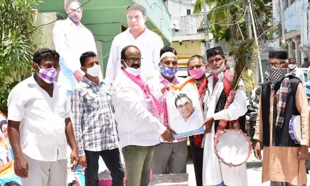 TRS leader Rajanala Srihari distributing rice bags to fakirs in Warangal on Tuesday