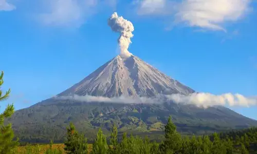 Indonesias volcano Mount Merapi emits hot clouds