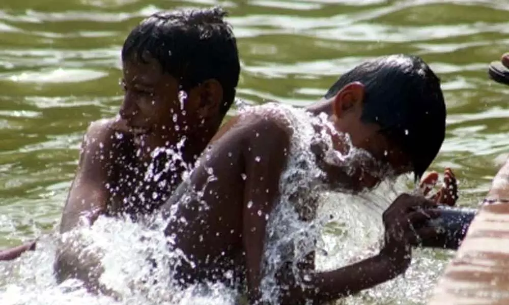 Sweltering in Delhi as mercury remains above 40