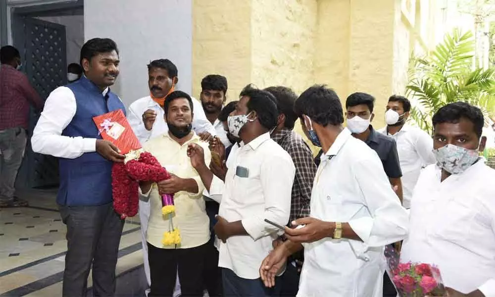 People bid warm farewell to outgoing collector Gandham Chandrudu at the Collectorate in Anantapur on Thursday