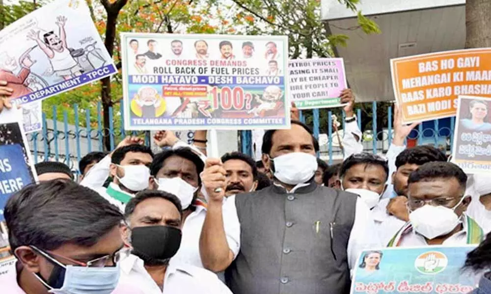 Telangana Congress Leaders Protest Against The Hike Of Fuel Prices