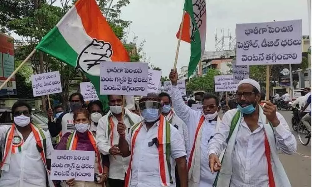 Kakinada: Congress leaders stage protest against fuel price hike