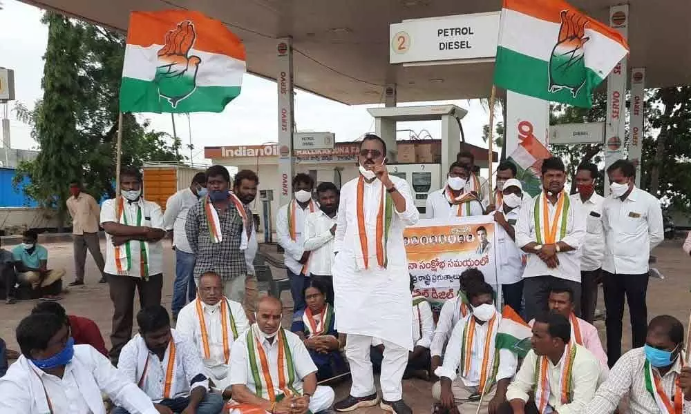 TPCC vice-president Mallu Ravi along with Congress activists staging a protest at a petrol bunk in Kollapur on Friday