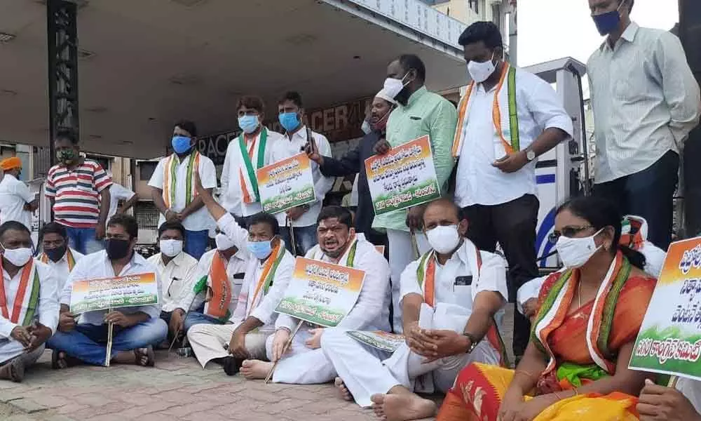 TPCC Working President Ponnam Prabhakar staging a protest against price hike of petroleum products in Karimnagar on Friday