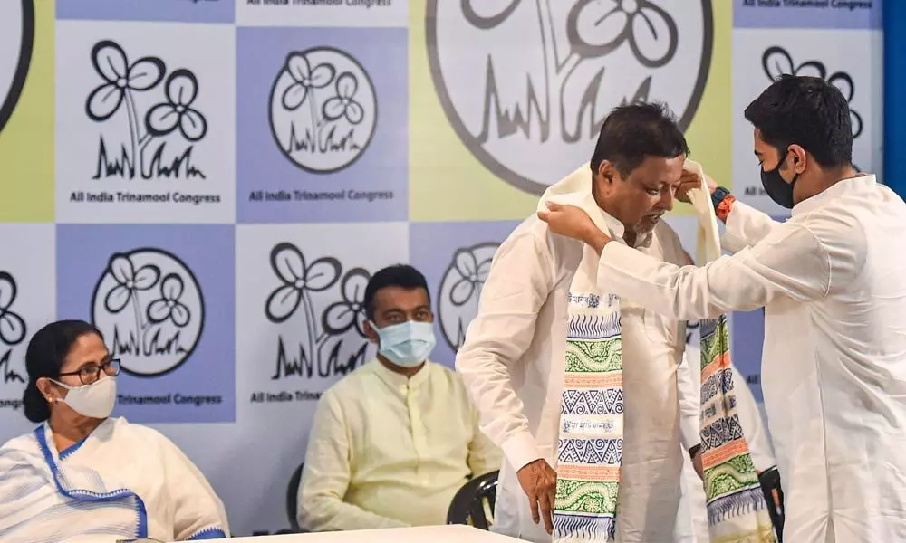 BJP leader Mukul Roy being felicitated by TMC National General Secretary Abhisekh Banerjee at TMC Bhavan in Kolkata on Friday