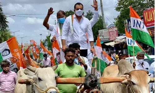 Kurnool: Congress stages unique protest against fuel price hike
