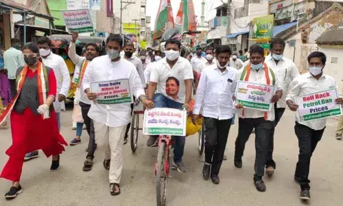 Youth Congress national president B Srinivas pedal rikshaw by placing motorcycle on it in Nagari on Friday
