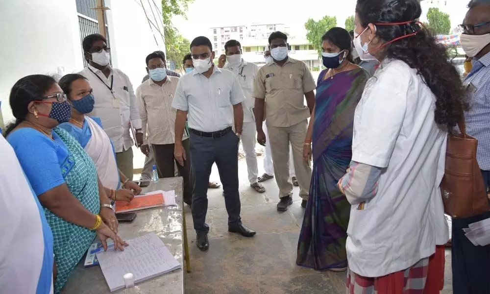 District Collector Vivek Yadav inspecting a vaccination centre in Guntur city on Saturday