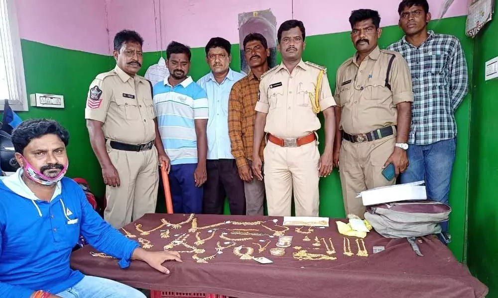 SEB Circle Inspector and his staff with seized jewellery at Panchalingala border check post on Saturday