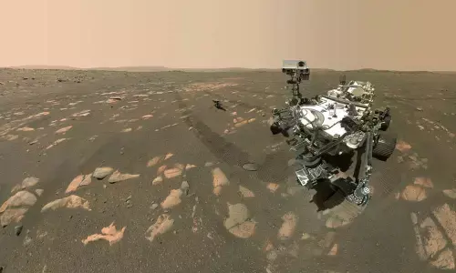 Chinas Mars rover sends 1st selfie, touring group photos