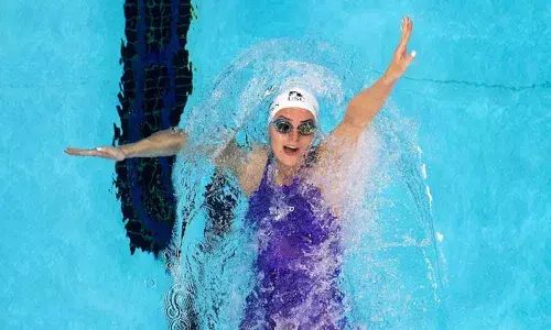 Australian swimmer breaks 100-m backstroke world record