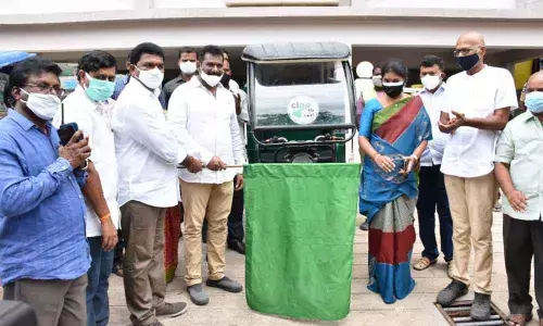 Mayor Kavati Siva Naga Manohar Naidu flagging off electric auto in Guntur on Sunday.