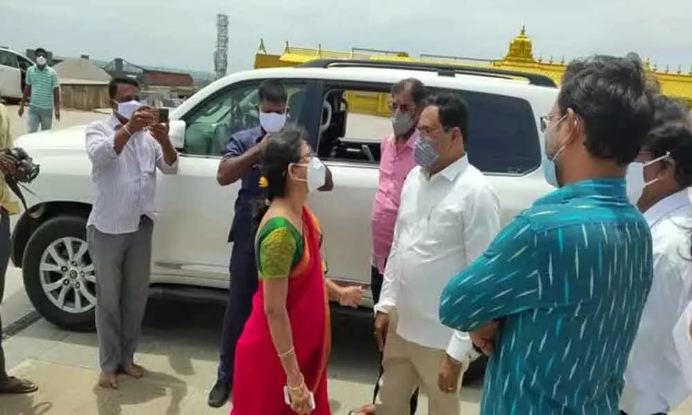 Minister E Dayakar Rao inquiring temple EO Geetha about the arrangements being made for the visit of CJI NV Ramana to Yadadri, on Monday