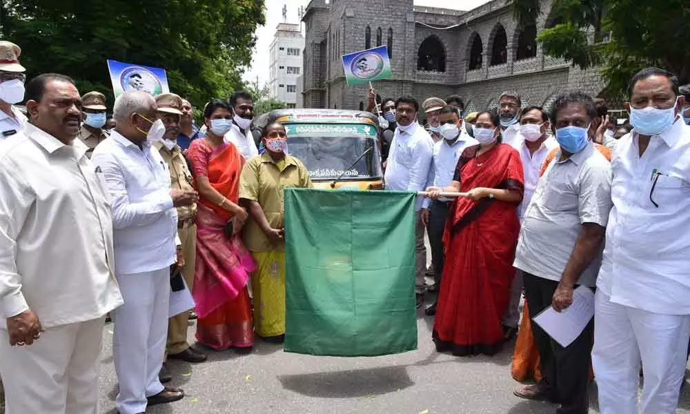 Home Minister Mekathoti SucharitHa flagging off rally by YSR Vahana Mitra beneficiaries in Guntur on Tuesday
