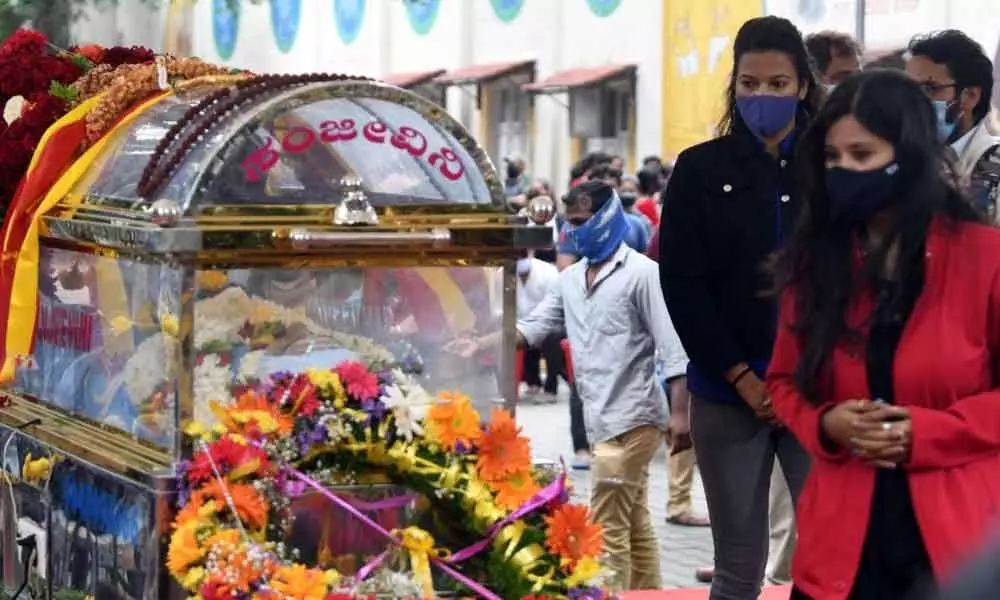 Admirers pay last respects  to the mortal remains of actor Sanchari Vijay