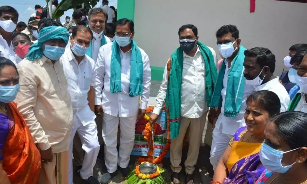 Minister for Panchayat Raj Errabelli Dayakar Rao and Agriculture Minister S Niranjan Reddy inaugurating a Rythu Vedika in Dharmasagar mandal of Warangal Urban District on Wednesday