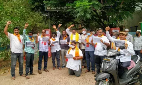 TDP leaders staging protest demanding ex-gratia for the kin of Covid and black fungus victims in Ongole on Wednesday