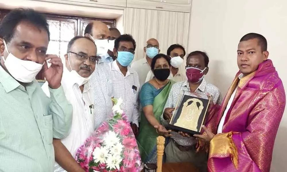 Vijayawada: Veterinary doctors felicitates Minister Seediri Appala Raju