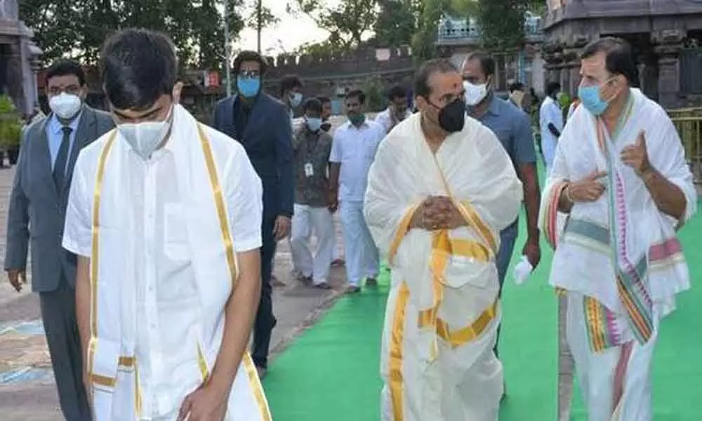 CJI NV Ramana visits Srisailam Bhramaramba Mallikarjuna Swamy temple, offers prayers