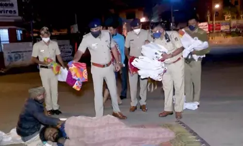 Bengaluru police distribute blankets to pavement dwellers