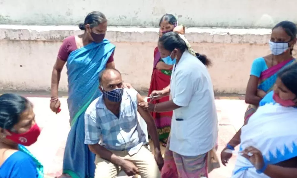 Vaccination drive being conducted at Kothapeta Rythu Bazaar in Kurnool town on Sunday
