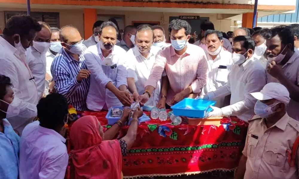 MP Magunta Srinivasulu Reddy and others distributing Anandaiah
