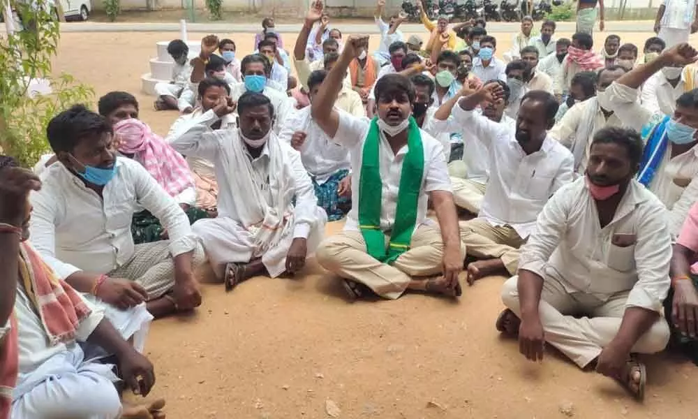 Farmers of Nadigadda village staging a protest in front of Gadwal district Collectorate on Monday