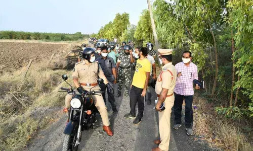 Prakasam SP Siddharth Kaushal sharing suggestions on increasing vigil in suburbs of Ongole town on Monday