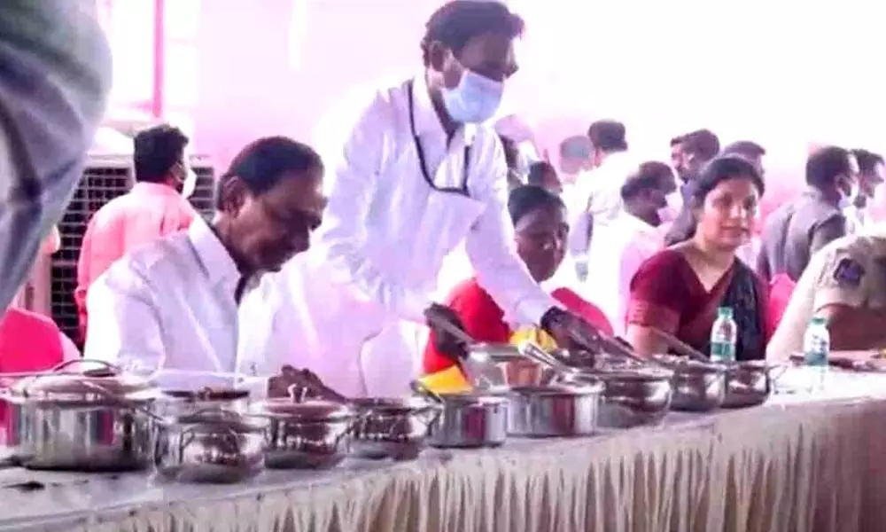 CM KCR dines with Vasalamarri villagers