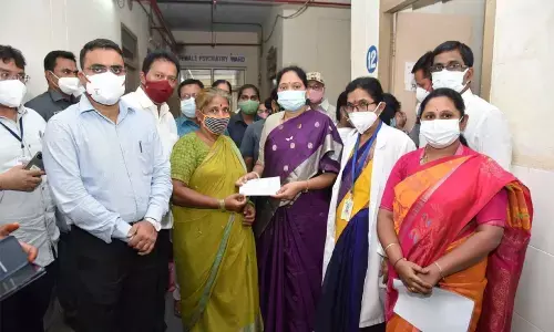 Home Minister Mekathoti Sucharitha handing over cheque for Rs 5 lakh to mother of Sitanagaram rape case victim in Guntur on Tuesday