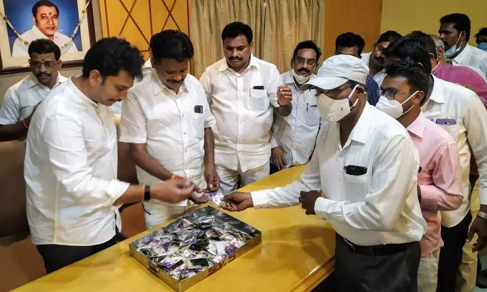 Ayurvedic practitioner Bonige Anandaiah and MP Magunta Raghava Reddy distributing the herbal mix in Ongole on Wednesday