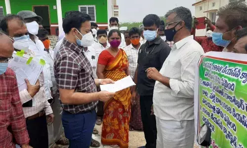 The 1998  DSC qualified candidates submitting a memorandum to Prakasam District Collector Pravin Kumar at Madalavaripalem village on Wednesday