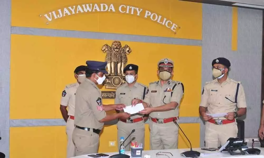 Commissioner of police, Vijayawada, B Srinivasulu on Thursday presents reward to the police for arresting the five member gang in Penamaluru.