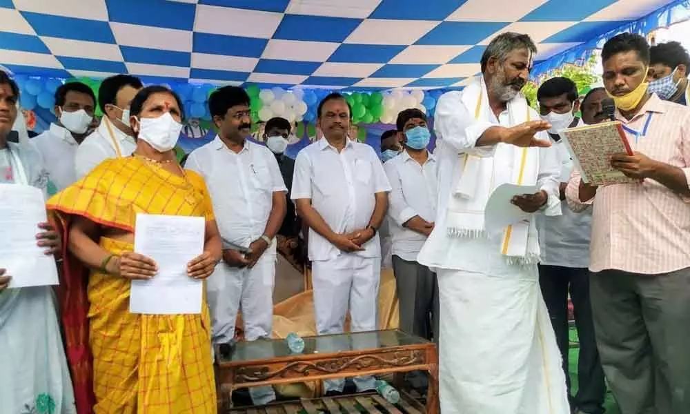 Minister Dr Audimulapu Suresh and Ongole MP MaguntaSrinivasulu Reddy witnessing the oath-taking ceremony of executive committee at Tirumalanatha Temple at Rajampalli on Thursday
