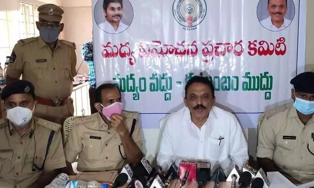 Andhra Pradesh MadyavimochanaPrachara Committee Chairman VallamreddyLakshmanareddy speaking at a press meet in Ongole