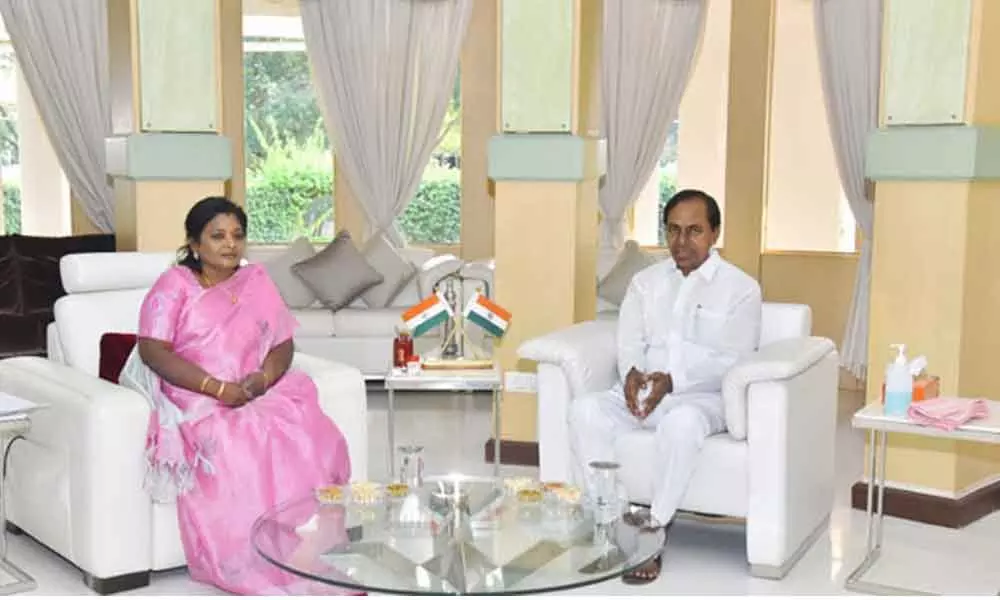 Governor Tamilisai Soundararajan and the Chief Minister K Chandrashekar Rao (Pic Courtesy: Telugu 360)