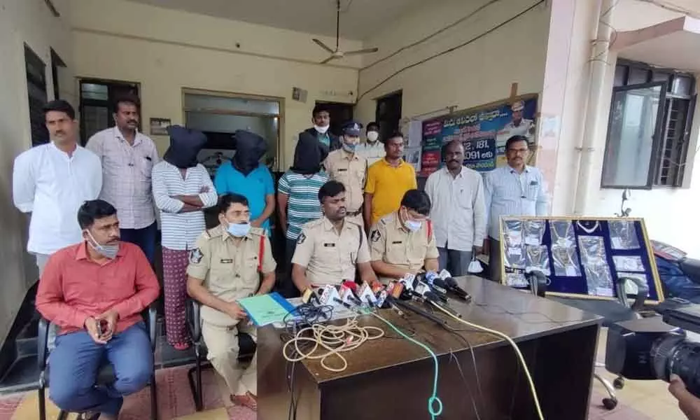 SP K V Mahesh producing the accused before media at II-Town police station in Kurnool on Sunday.