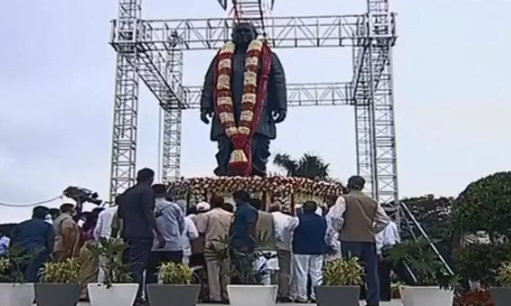 PV Narasimha Rao statue unveiled in Necklace road