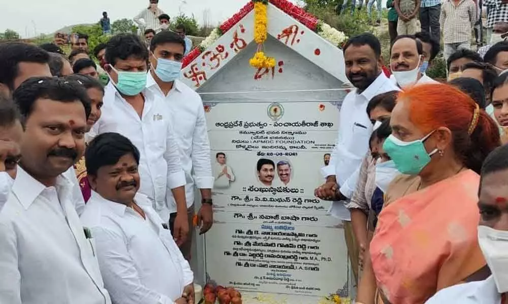 Rajampet MP PV Mithun Reddy unveils plaque for construction of Chenetha Bhavan in Neerugattuvaripalle in Madanapalli town on Monday