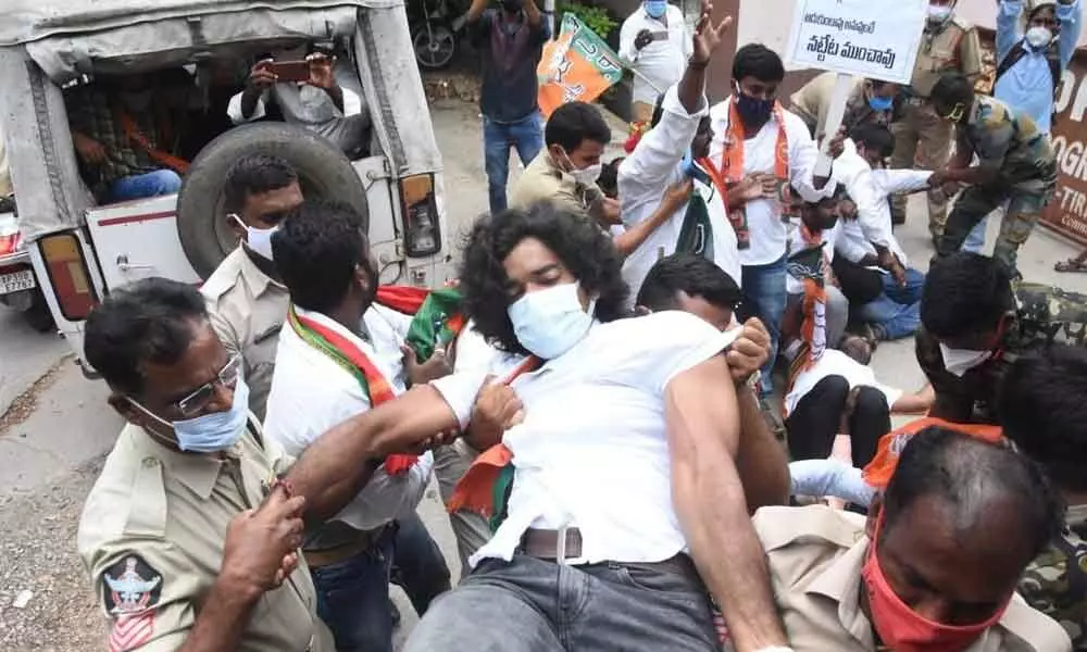 Police forcibly lifting BJYM leaders who tried to picket Panchayat Raj Minister’s residence in Tirupati on Monday