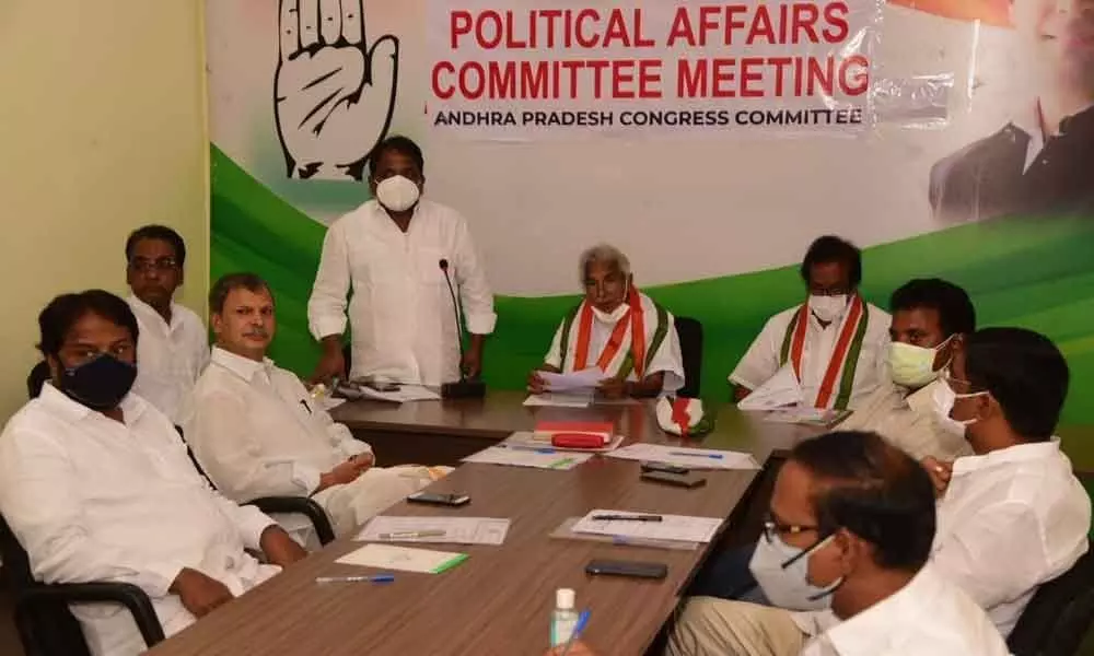 Former Kerala Chief Minister and AP Congress in-charge Oommen Chandy chairing APCC Political Affairs Committee meeting in Vijayawada on Monday