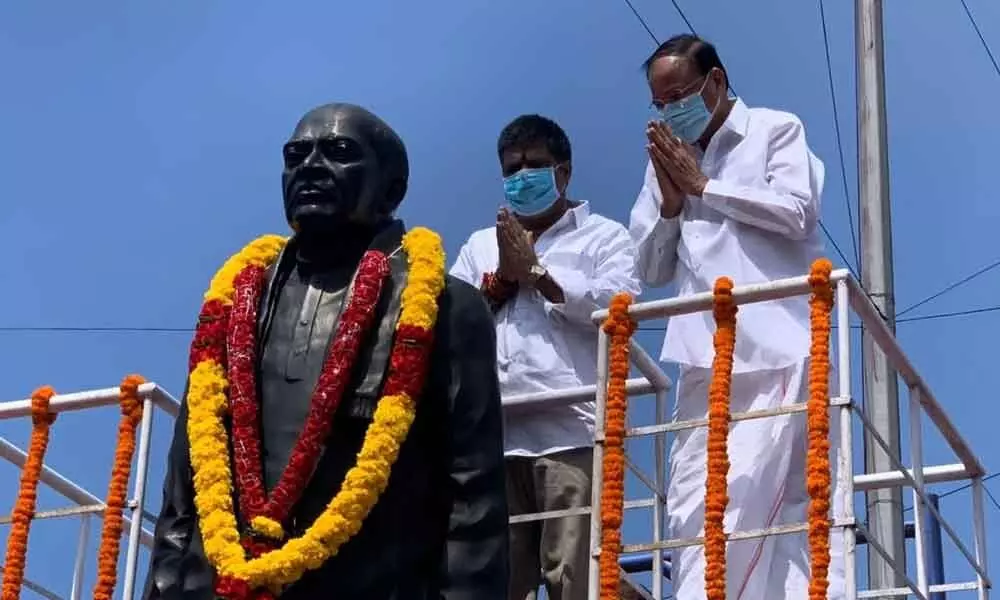 Vice President M Venkaiah Naidu paying tributes to former Prime Minister P V Narasimha Rao marking his birth centenary at Circuit House junction in Visakhapatnam on Monday