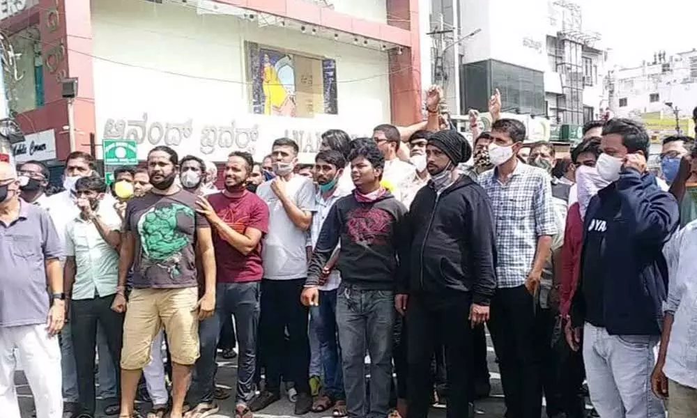 Textile merchants stage protest to open shops
