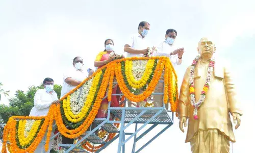 Panchayat Raj Minister Errabelli Dayakar Rao and Chief Whip D Vinay Bhaskar paying floral tribute to former Prime Minister PV Narasimha Rao on his centenary birth anniversary in Hanamkonda on Monday